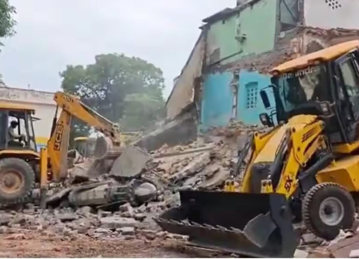 सहारनपुर के बाद यूपी के इस जिले में मस्जिद पर चलेगा बुलडोजर, खुद तोड़ने की नोटिस से हड़कंप