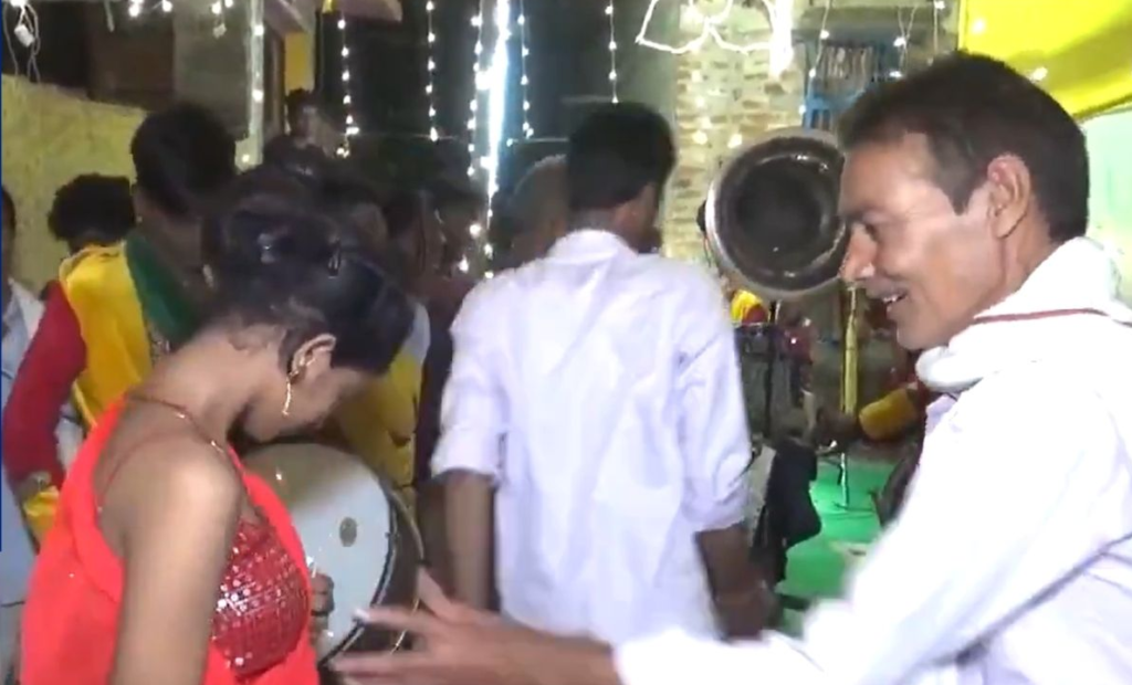 बिहार में शख्स की गंदी हरकत, लड़की के कंधों पर हाथ रखता, गले से लगाया, फिर छाती को… भड़के लोग बिहार में शख्स की गंदी हरकत, लड़की के कंधों पर हाथ रखता, गले से लगाया, फिर छाती को… भड़के लोग